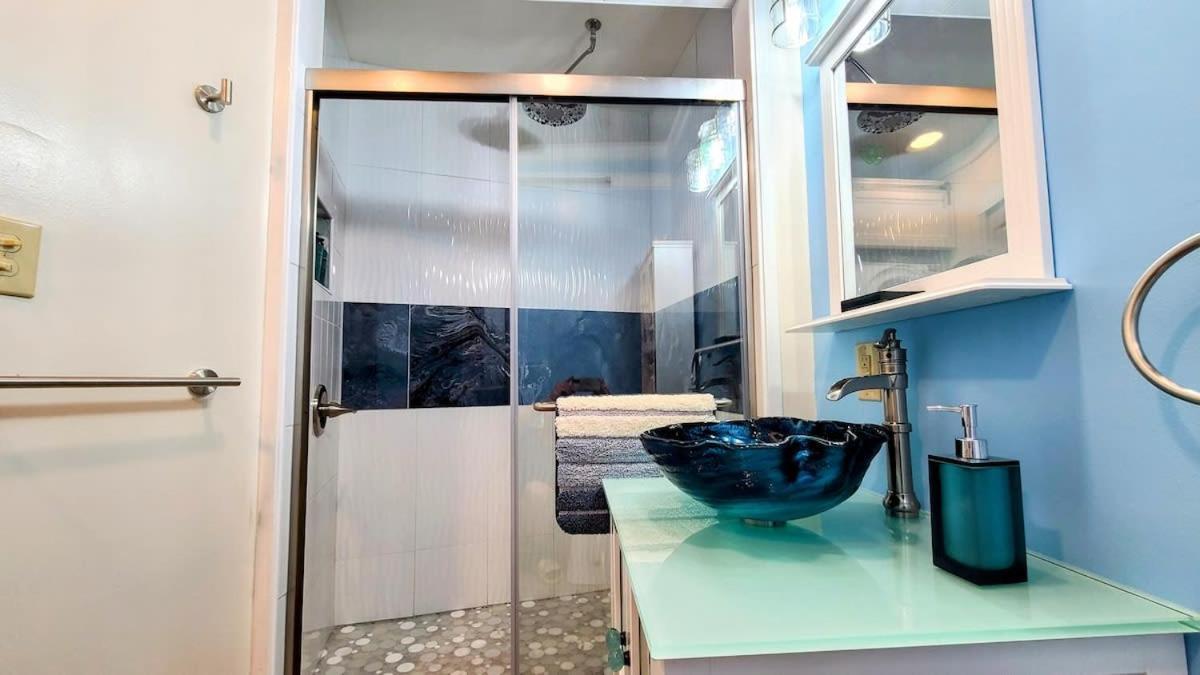 Loza House Coastal Design Unit With Lake & Mountain Views بلاتسبورغ المظهر الخارجي الصورة