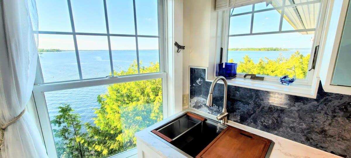 Loza House Coastal Design Unit With Lake & Mountain Views بلاتسبورغ المظهر الخارجي الصورة
