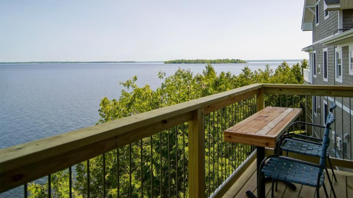 Loza House Coastal Design Unit With Lake & Mountain Views بلاتسبورغ المظهر الخارجي الصورة